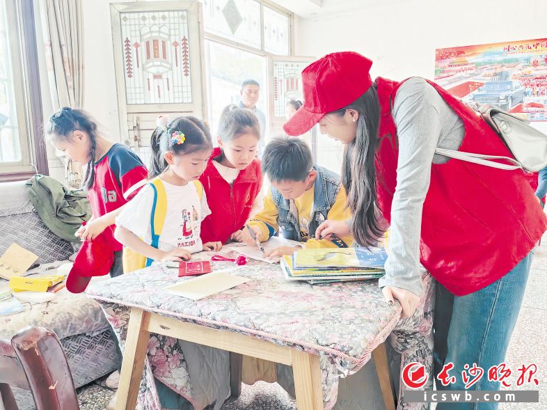 广大市民从雷锋精神中汲取信念的力量、初心的力量、榜样的力量、奋进的力量，雷锋精神在新时代绽放出更加璀璨的光芒。图为“梦想书屋”志愿者正与小朋友们交流。资料照片