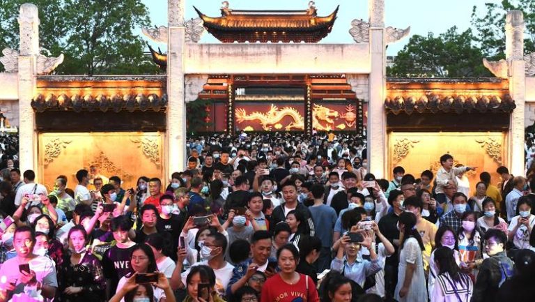 五一小长假，多地疯狂“抢游客”