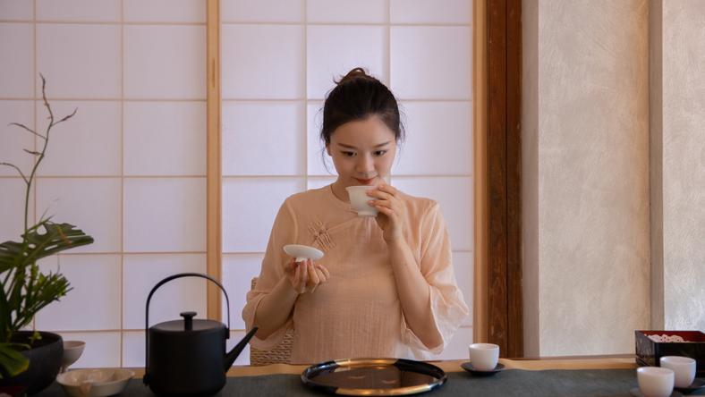 喝奶茶的年轻人，腻了？