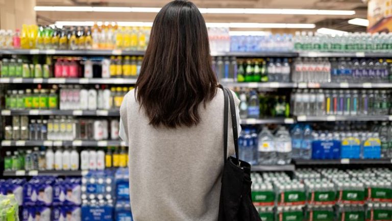 一年投诉3000次，职业打假从吹哨人走向“碰瓷者”