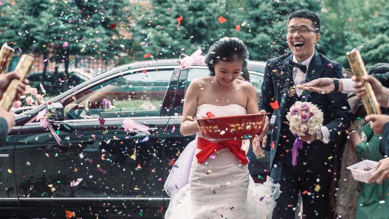 没人结婚了，婚礼摄影师开始花钱“假装上班”