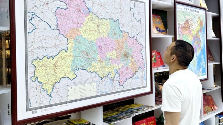 为什么很多人家里都贴着一张中国地图和世界地图？