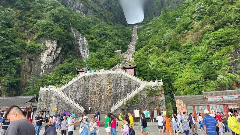 熙攘的游客，救不活叫苦的旅游企业