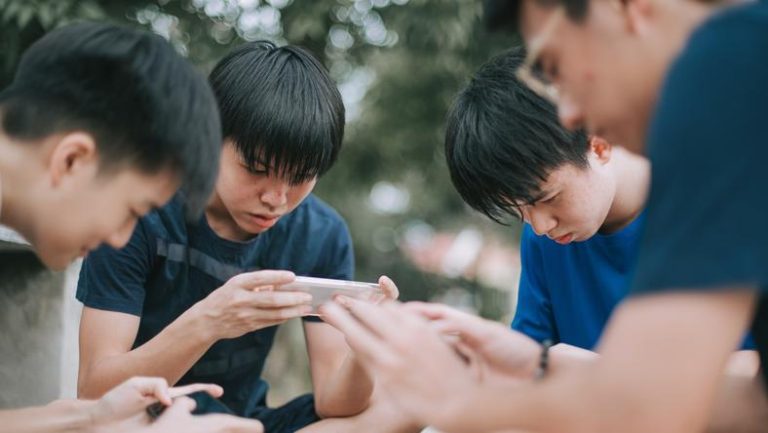装睡的家长，躲进“反游”里