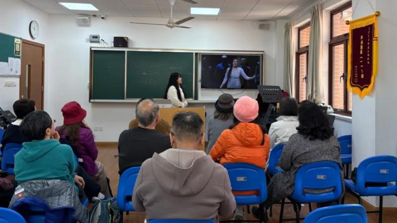 我在上海老年大学，学听歌剧