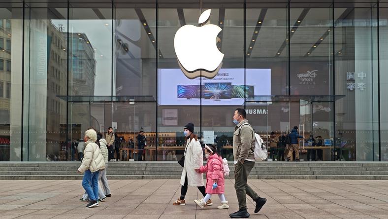 特朗普威胁iPhone征税25%，苹果扛下关税都比迁回美国强？