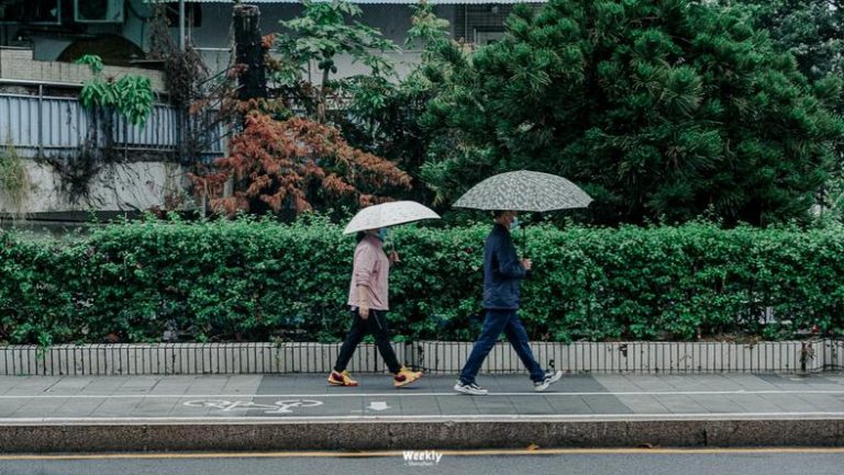 被“龙舟水”困在机场里的深圳人
