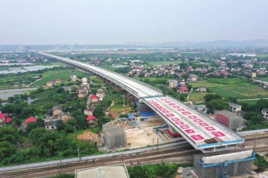 长沙：暮坪湘江特大桥跨京广铁路桥梁顺利完成转体