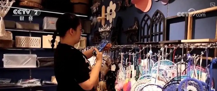 美国人疯狂抢货 中国商家抢生产！义乌商户：朋友圈都炸掉了 接下来15天要大干！