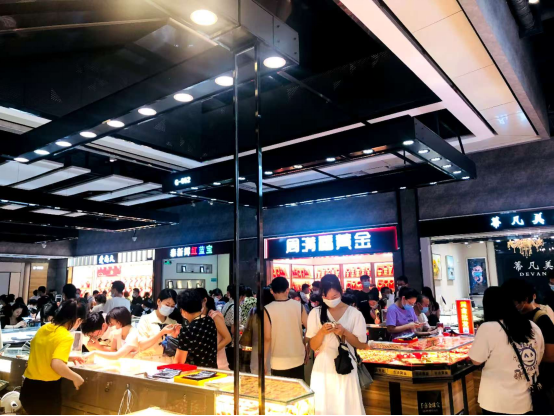 金饰价格再涨回1000元/克！“年轻人涌入黄金批发市场”
