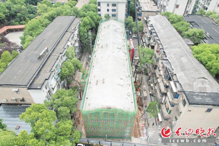 长沙市首个危房拆除重建全过程代办代建项目封顶 50岁老楼就地变“优居”