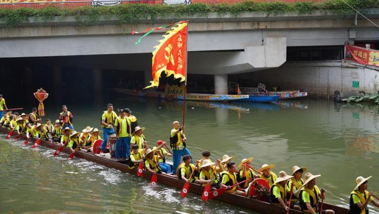 扒龙舟：南粤“水上F1”的财富、拼搏与宗族传承