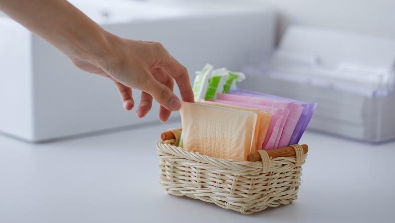 东方甄选加入卫生巾战局