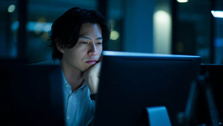 他们总教育我们热爱工作，可我爱工作，工作爱我吗？