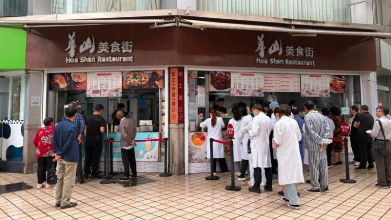 上海三甲医院咖啡馆，和医院一样忙碌
