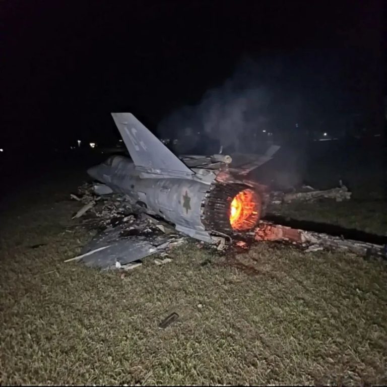 “伊朗击落两架以色列F-35战机 并俘获一名飞行员！”伊朗媒体公布战机残骸照片