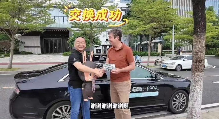 张朝阳后悔“退货”！一个绝版Labubu 被胡润拿去换了一辆车 整车原价值上百万元