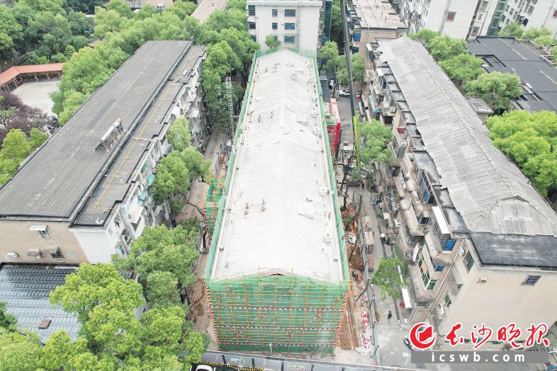 今年5月12日，湘农桥社区二区9栋主体封顶。长沙晚报全媒体记者 周游 通讯员 高兴 摄影报道