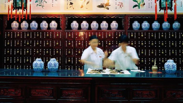 没病的打工人，抢着去医院求转运