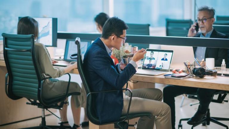 外卖大战本质：舔狗经济崩塌，下一个是家庭经济