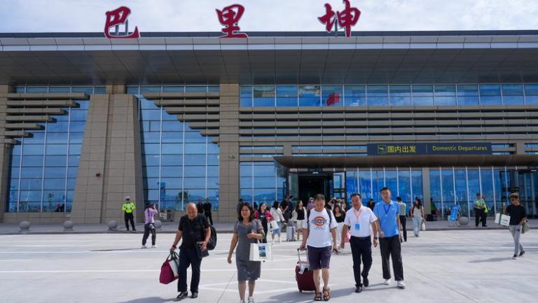 为啥全国猛建高铁，偏偏新疆押注民航？