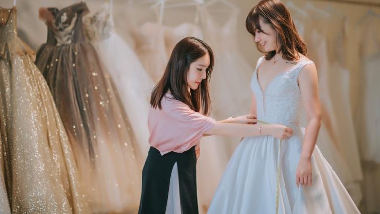 “抠门”的新人，急坏了婚纱城的老板们