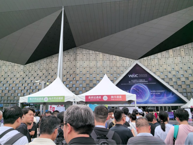 周末刷屏！AI大消息！2025世界人工智能大会火热开幕 各种机器人引爆全场