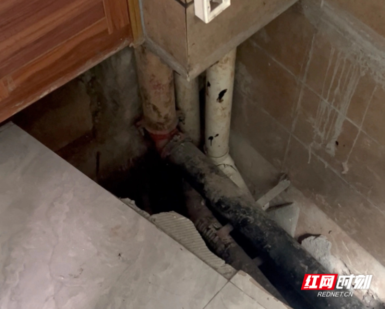 长沙一小区入户花园地板坍塌致人坠伤 物业：你们走司法程序！