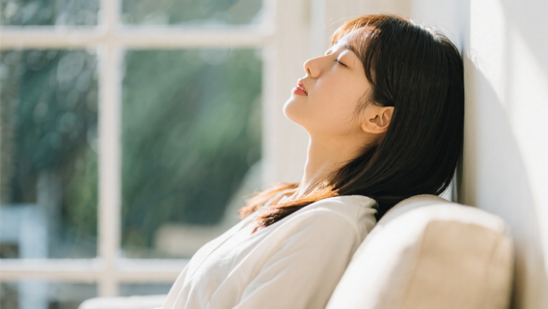 独处的时候总是心慌？因为你心里没有住着一个爱的人
