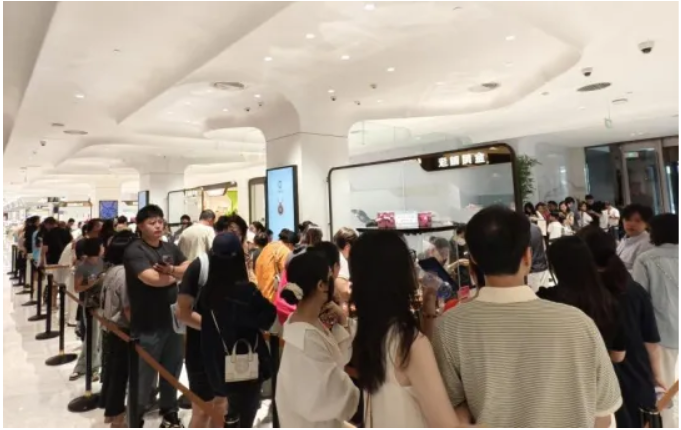 挤爆了！直击老铺黄金涨价前夕 “排队3小时进店”！